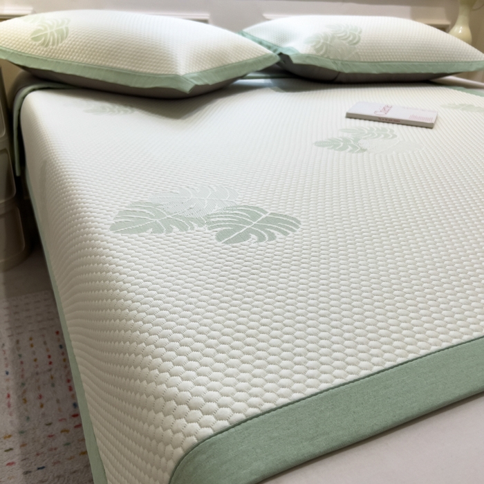 91家纺网 家纺一手货源 找家纺 倾慕家纺 2026新款PE时尚风豆豆凉席卡通系列--床席款 芭蕉叶床席款