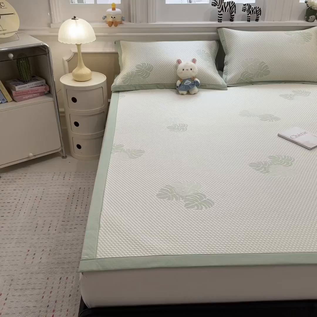 91家纺网 家纺一手货源 找家纺 倾慕家纺 2026新款PE时尚风豆豆凉席卡通系列--床席款 芭蕉叶床席款