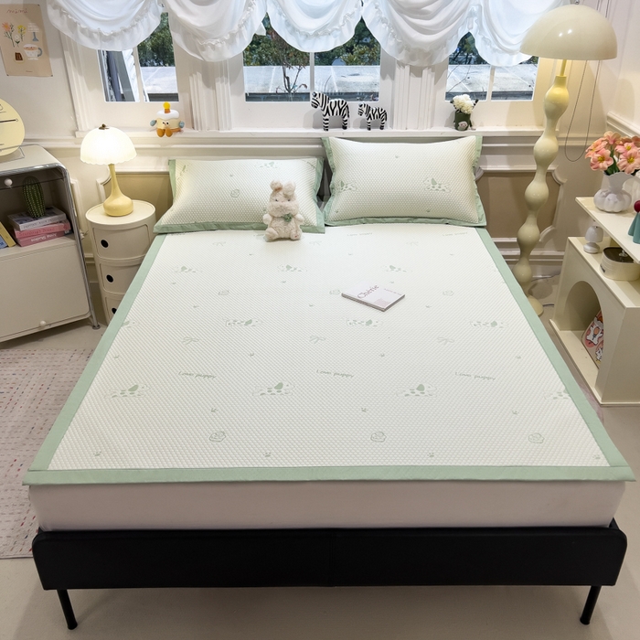 91家纺网 家纺一手货源 找家纺 倾慕家纺 2026新款PE时尚风豆豆凉席卡通系列--床席款 斑点狗狗床席款