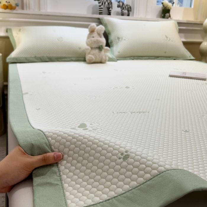 91家纺网 家纺一手货源 找家纺 倾慕家纺 2026新款PE时尚风豆豆凉席卡通系列--床席款 斑点狗狗床席款