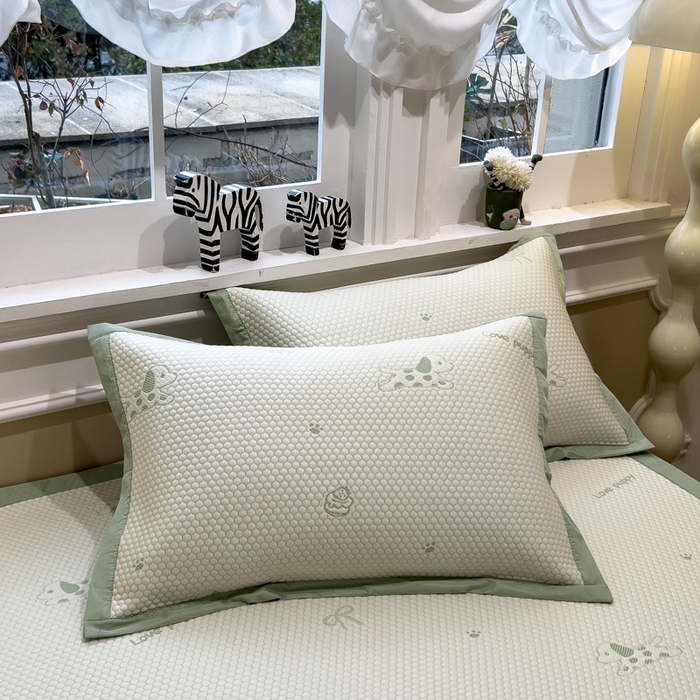 91家纺网 家纺一手货源 找家纺 倾慕家纺 2026新款PE时尚风豆豆凉席卡通系列--床席款 斑点狗狗床席款