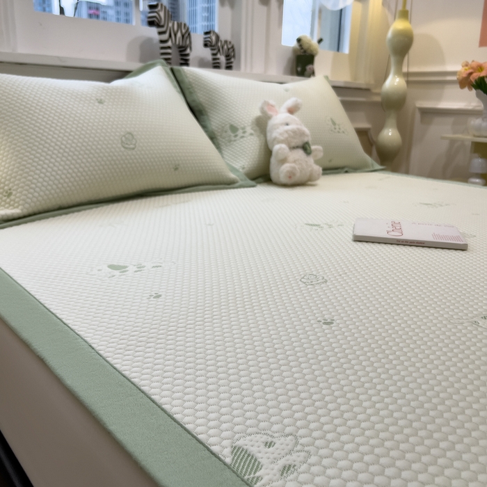 91家纺网 家纺一手货源 找家纺 倾慕家纺 2026新款PE时尚风豆豆凉席卡通系列--床席款 斑点狗狗床席款