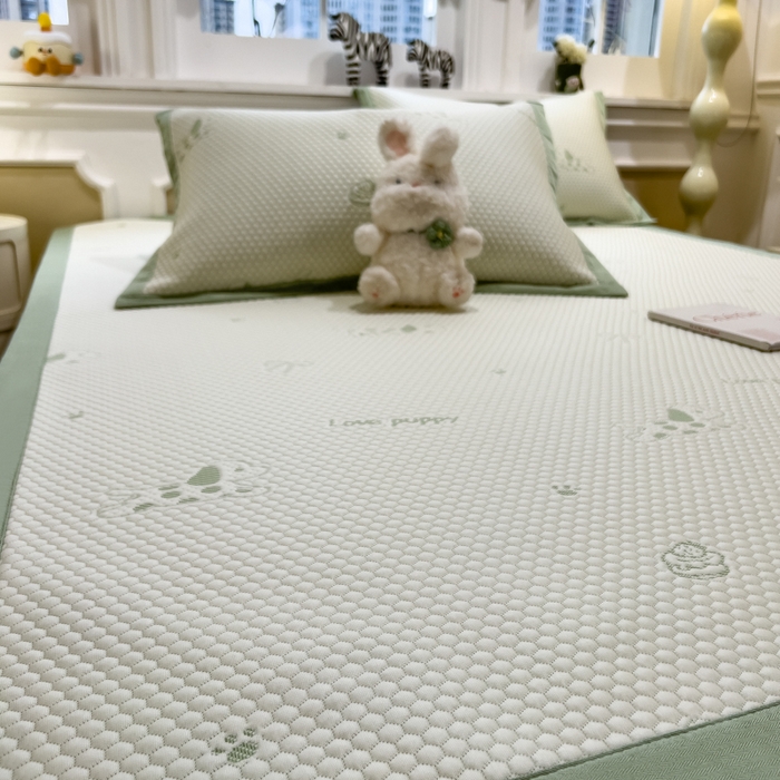 91家纺网 家纺一手货源 找家纺 倾慕家纺 2026新款PE时尚风豆豆凉席卡通系列--床席款 斑点狗狗床席款