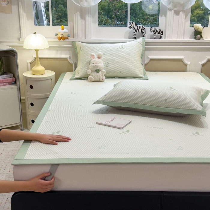 91家纺网 家纺一手货源 找家纺 倾慕家纺 2026新款PE时尚风豆豆凉席卡通系列--床席款 斑点狗狗床席款