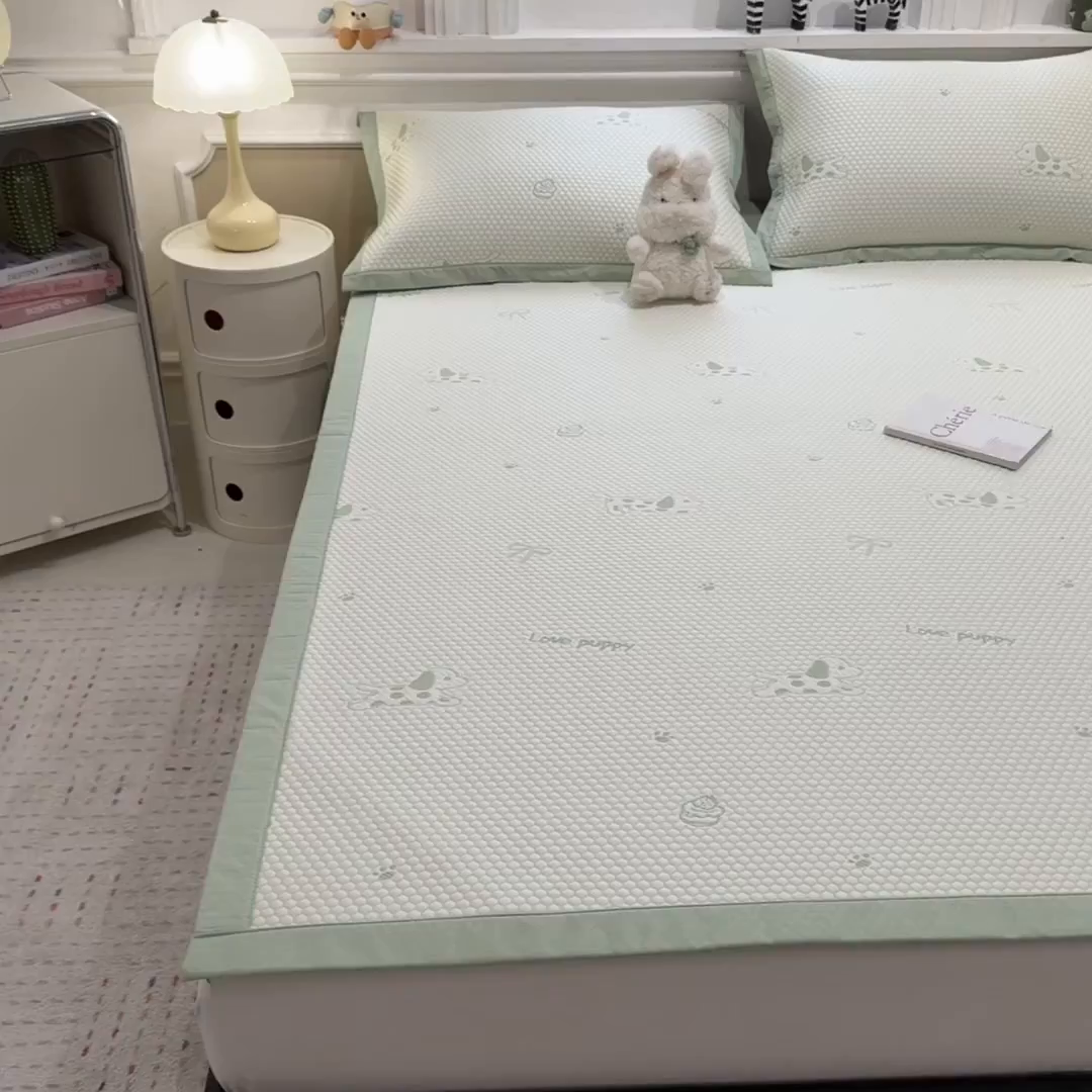 91家纺网 家纺一手货源 找家纺 倾慕家纺 2026新款PE时尚风豆豆凉席卡通系列--床席款 斑点狗狗床席款