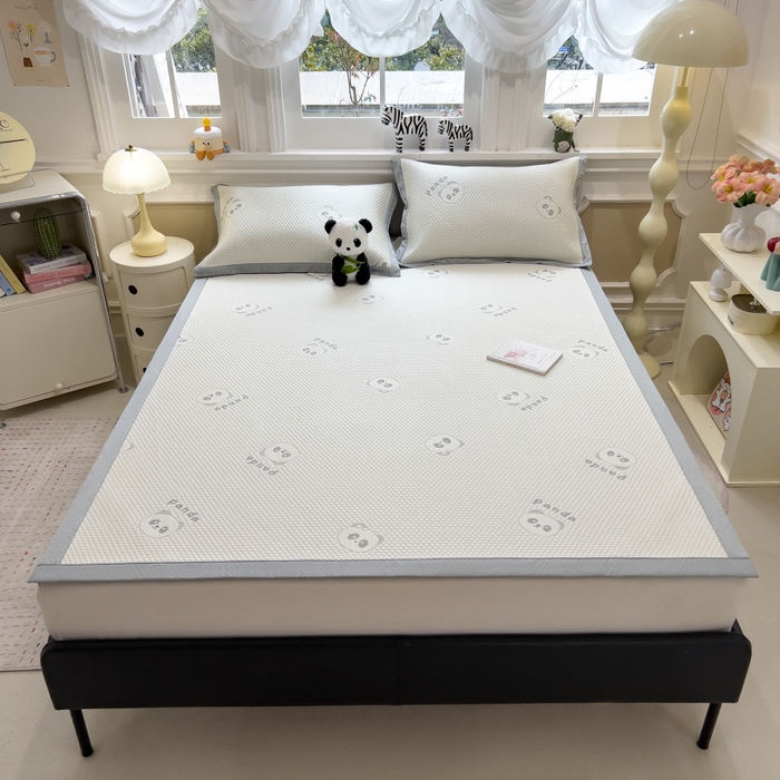 91家纺网 家纺一手货源 找家纺 倾慕家纺 2026新款PE时尚风豆豆凉席卡通系列--床席款 经典熊猫床席款