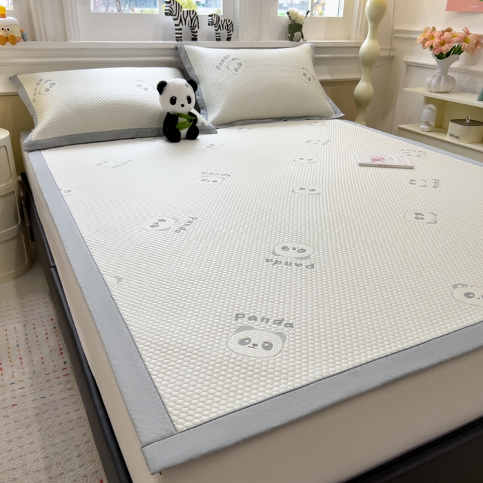 91家纺网 家纺一手货源 找家纺 倾慕家纺 2026新款PE时尚风豆豆凉席卡通系列--床席款 经典熊猫床席款