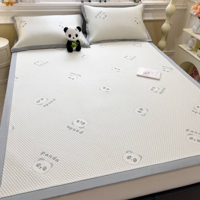 91家纺网 家纺一手货源 找家纺 倾慕家纺 2026新款PE时尚风豆豆凉席卡通系列--床席款 经典熊猫床席款
