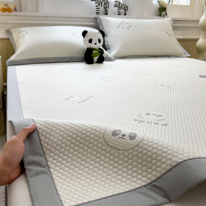 91家纺网 家纺一手货源 找家纺 倾慕家纺 2026新款PE时尚风豆豆凉席卡通系列--床席款 经典熊猫床席款