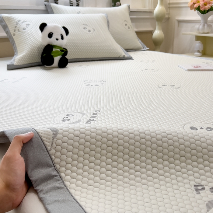 91家纺网 家纺一手货源 找家纺 倾慕家纺 2026新款PE时尚风豆豆凉席卡通系列--床席款 经典熊猫床席款