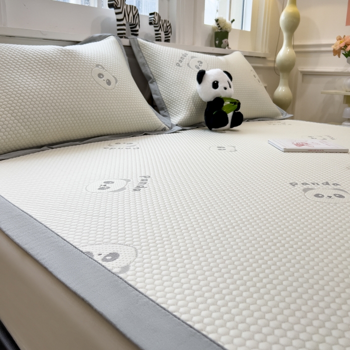 91家纺网 家纺一手货源 找家纺 倾慕家纺 2026新款PE时尚风豆豆凉席卡通系列--床席款 经典熊猫床席款