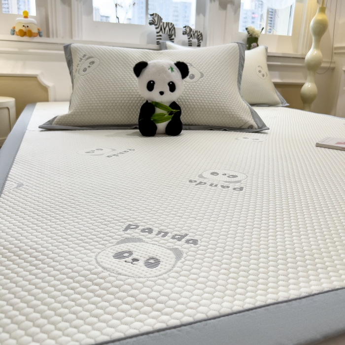 91家纺网 家纺一手货源 找家纺 倾慕家纺 2026新款PE时尚风豆豆凉席卡通系列--床席款 经典熊猫床席款