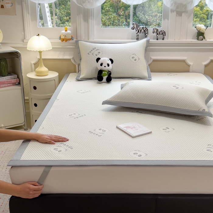 91家纺网 家纺一手货源 找家纺 倾慕家纺 2026新款PE时尚风豆豆凉席卡通系列--床席款 经典熊猫床席款