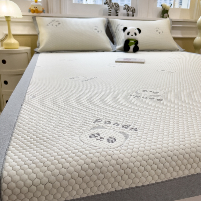 91家纺网 家纺一手货源 找家纺 倾慕家纺 2026新款PE时尚风豆豆凉席卡通系列--床席款 经典熊猫床席款