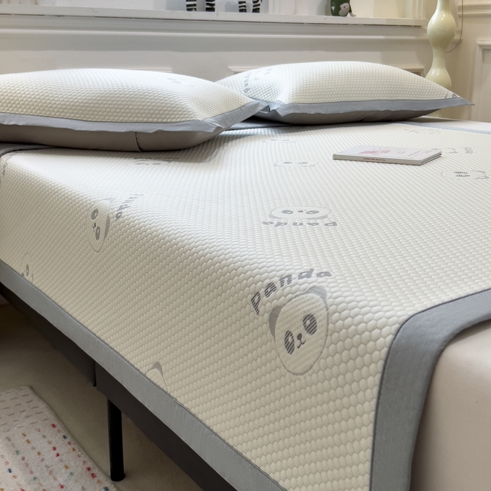 91家纺网 家纺一手货源 找家纺 倾慕家纺 2026新款PE时尚风豆豆凉席卡通系列--床席款 经典熊猫床席款