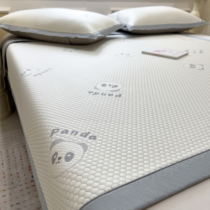 91家纺网 家纺一手货源 找家纺 倾慕家纺 2026新款PE时尚风豆豆凉席卡通系列--床席款 经典熊猫床席款