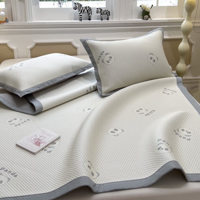 91家纺网 家纺一手货源 找家纺 倾慕家纺 2026新款PE时尚风豆豆凉席卡通系列--床席款 经典熊猫床席款