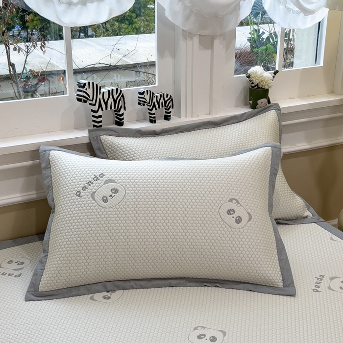 91家纺网 家纺一手货源 找家纺 倾慕家纺 2026新款PE时尚风豆豆凉席卡通系列--床席款 经典熊猫床席款