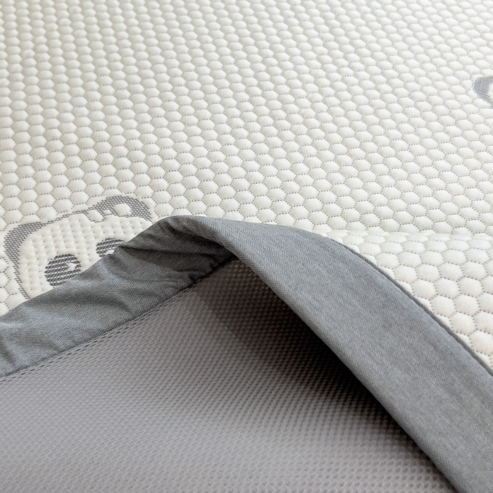 91家纺网 家纺一手货源 找家纺 倾慕家纺 2026新款PE时尚风豆豆凉席卡通系列--床席款 经典熊猫床席款