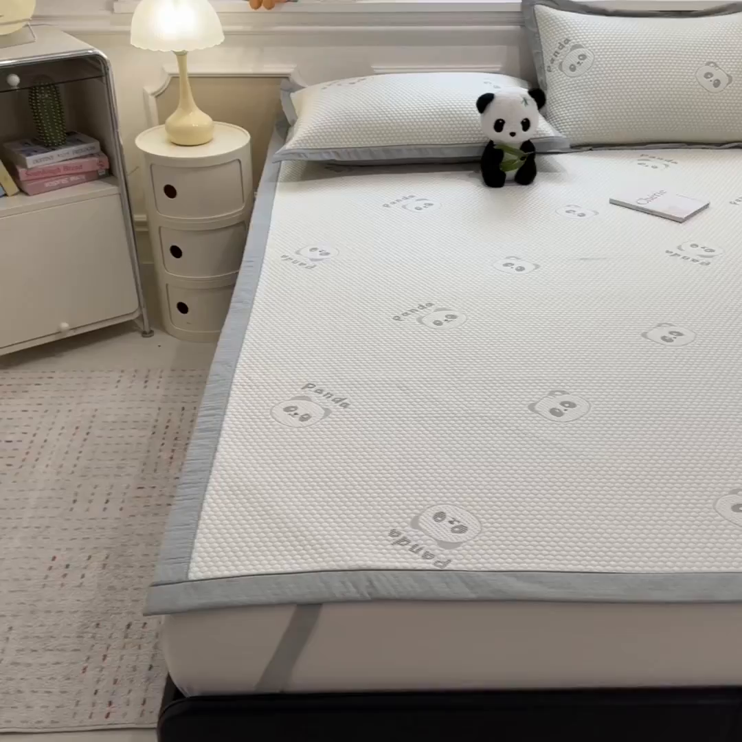 91家纺网 家纺一手货源 找家纺 倾慕家纺 2026新款PE时尚风豆豆凉席卡通系列--床席款 经典熊猫床席款
