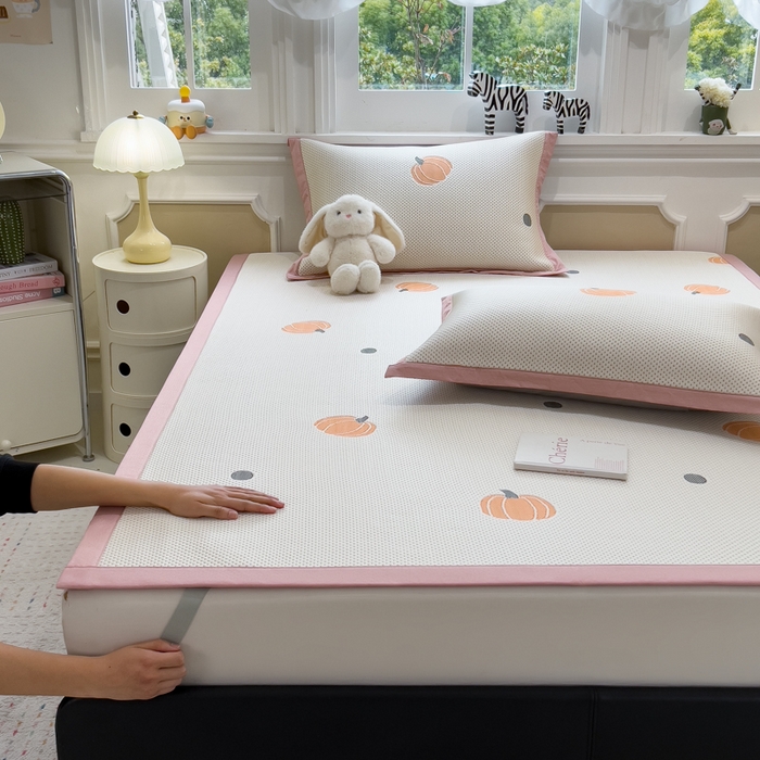 91家纺网 家纺一手货源 找家纺 倾慕家纺 2026新款PE时尚风豆豆凉席卡通系列--床席款 南瓜桔床席款