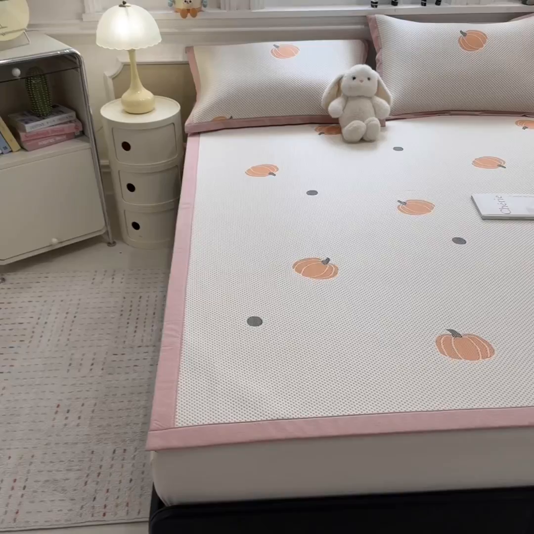 91家纺网 家纺一手货源 找家纺 倾慕家纺 2026新款PE时尚风豆豆凉席卡通系列--床席款 南瓜桔床席款