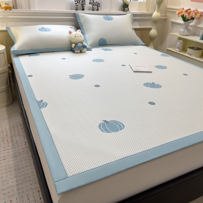 91家纺网 家纺一手货源 找家纺 倾慕家纺 2026新款PE时尚风豆豆凉席卡通系列--床席款 南瓜蓝床席款