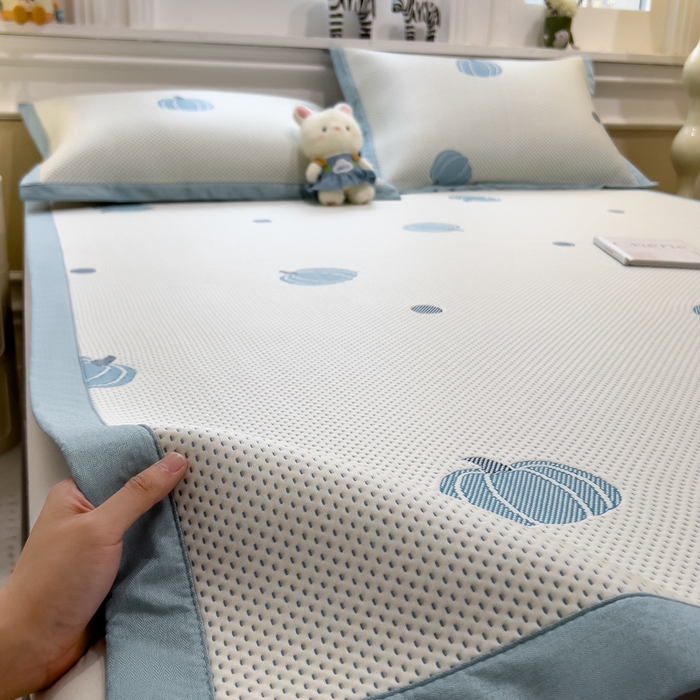 91家纺网 家纺一手货源 找家纺 倾慕家纺 2026新款PE时尚风豆豆凉席卡通系列--床席款 南瓜蓝床席款