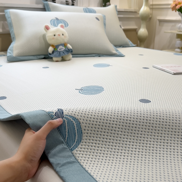 91家纺网 家纺一手货源 找家纺 倾慕家纺 2026新款PE时尚风豆豆凉席卡通系列--床席款 南瓜蓝床席款