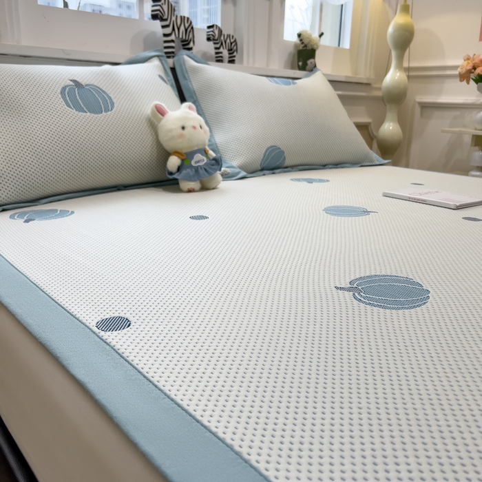 91家纺网 家纺一手货源 找家纺 倾慕家纺 2026新款PE时尚风豆豆凉席卡通系列--床席款 南瓜蓝床席款