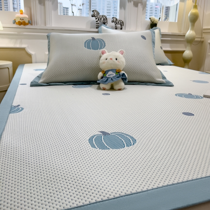 91家纺网 家纺一手货源 找家纺 倾慕家纺 2026新款PE时尚风豆豆凉席卡通系列--床席款 南瓜蓝床席款