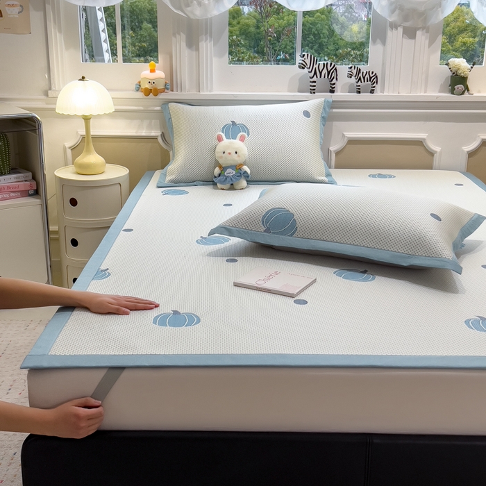 91家纺网 家纺一手货源 找家纺 倾慕家纺 2026新款PE时尚风豆豆凉席卡通系列--床席款 南瓜蓝床席款