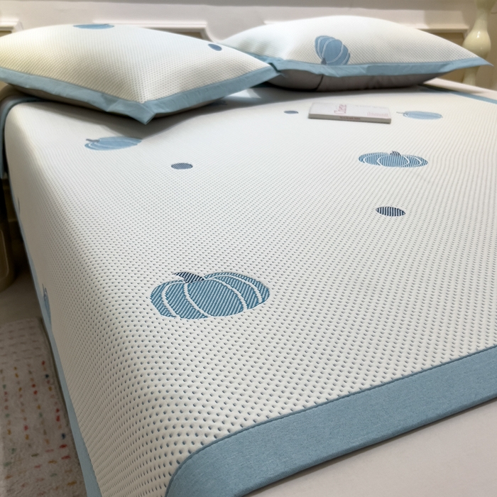 91家纺网 家纺一手货源 找家纺 倾慕家纺 2026新款PE时尚风豆豆凉席卡通系列--床席款 南瓜蓝床席款