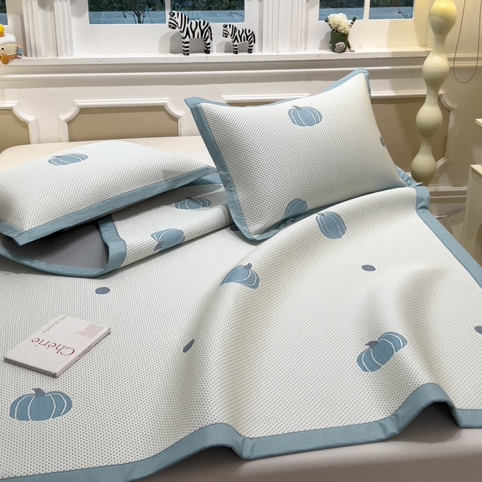 91家纺网 家纺一手货源 找家纺 倾慕家纺 2026新款PE时尚风豆豆凉席卡通系列--床席款 南瓜蓝床席款