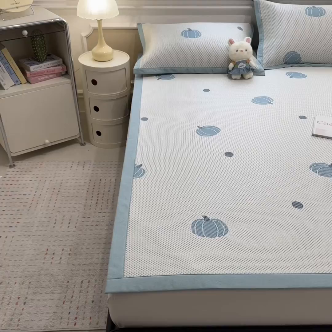 91家纺网 家纺一手货源 找家纺 倾慕家纺 2026新款PE时尚风豆豆凉席卡通系列--床席款 南瓜蓝床席款