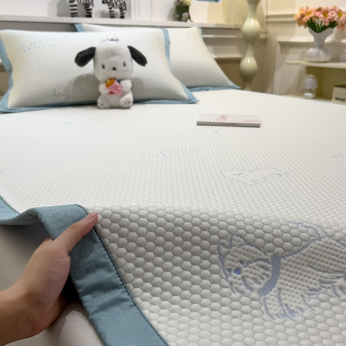 91家纺网 家纺一手货源 找家纺 倾慕家纺 2026新款PE时尚风豆豆凉席卡通系列--床席款 时尚小猫床席款