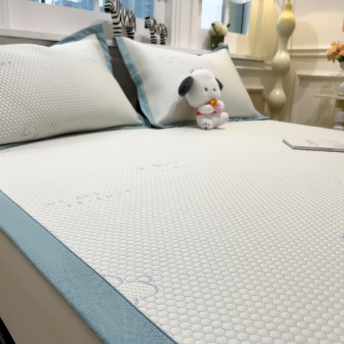 91家纺网 家纺一手货源 找家纺 倾慕家纺 2026新款PE时尚风豆豆凉席卡通系列--床席款 时尚小猫床席款
