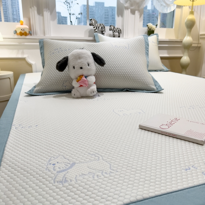 91家纺网 家纺一手货源 找家纺 倾慕家纺 2026新款PE时尚风豆豆凉席卡通系列--床席款 时尚小猫床席款