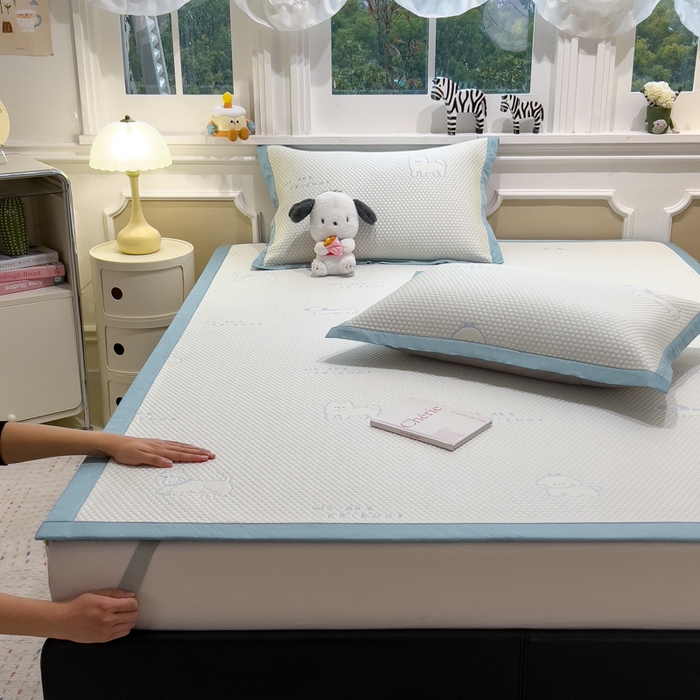 91家纺网 家纺一手货源 找家纺 倾慕家纺 2026新款PE时尚风豆豆凉席卡通系列--床席款 时尚小猫床席款