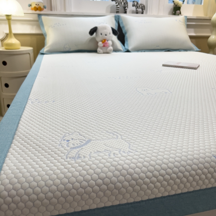 91家纺网 家纺一手货源 找家纺 倾慕家纺 2026新款PE时尚风豆豆凉席卡通系列--床席款 时尚小猫床席款