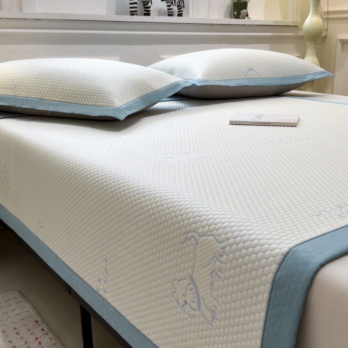 91家纺网 家纺一手货源 找家纺 倾慕家纺 2026新款PE时尚风豆豆凉席卡通系列--床席款 时尚小猫床席款