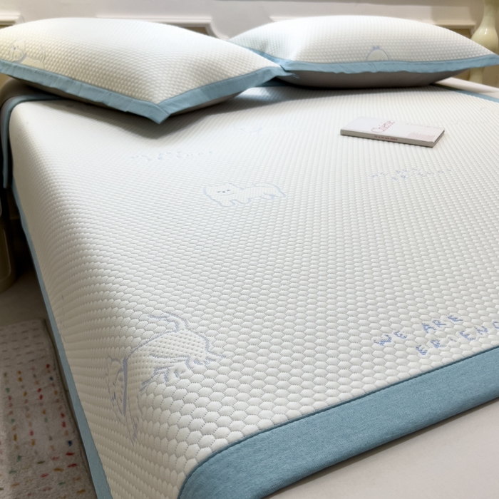 91家纺网 家纺一手货源 找家纺 倾慕家纺 2026新款PE时尚风豆豆凉席卡通系列--床席款 时尚小猫床席款