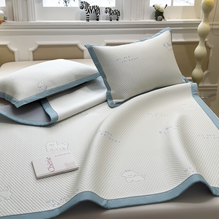 91家纺网 家纺一手货源 找家纺 倾慕家纺 2026新款PE时尚风豆豆凉席卡通系列--床席款 时尚小猫床席款