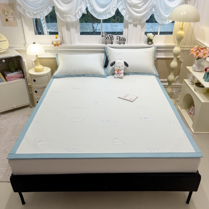 91家纺网 家纺一手货源 找家纺 倾慕家纺 2026新款PE时尚风豆豆凉席卡通系列--床席款 时尚小猫床席款