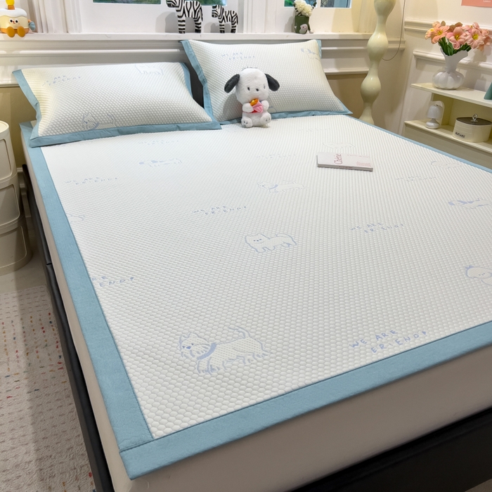 91家纺网 家纺一手货源 找家纺 倾慕家纺 2026新款PE时尚风豆豆凉席卡通系列--床席款 时尚小猫床席款