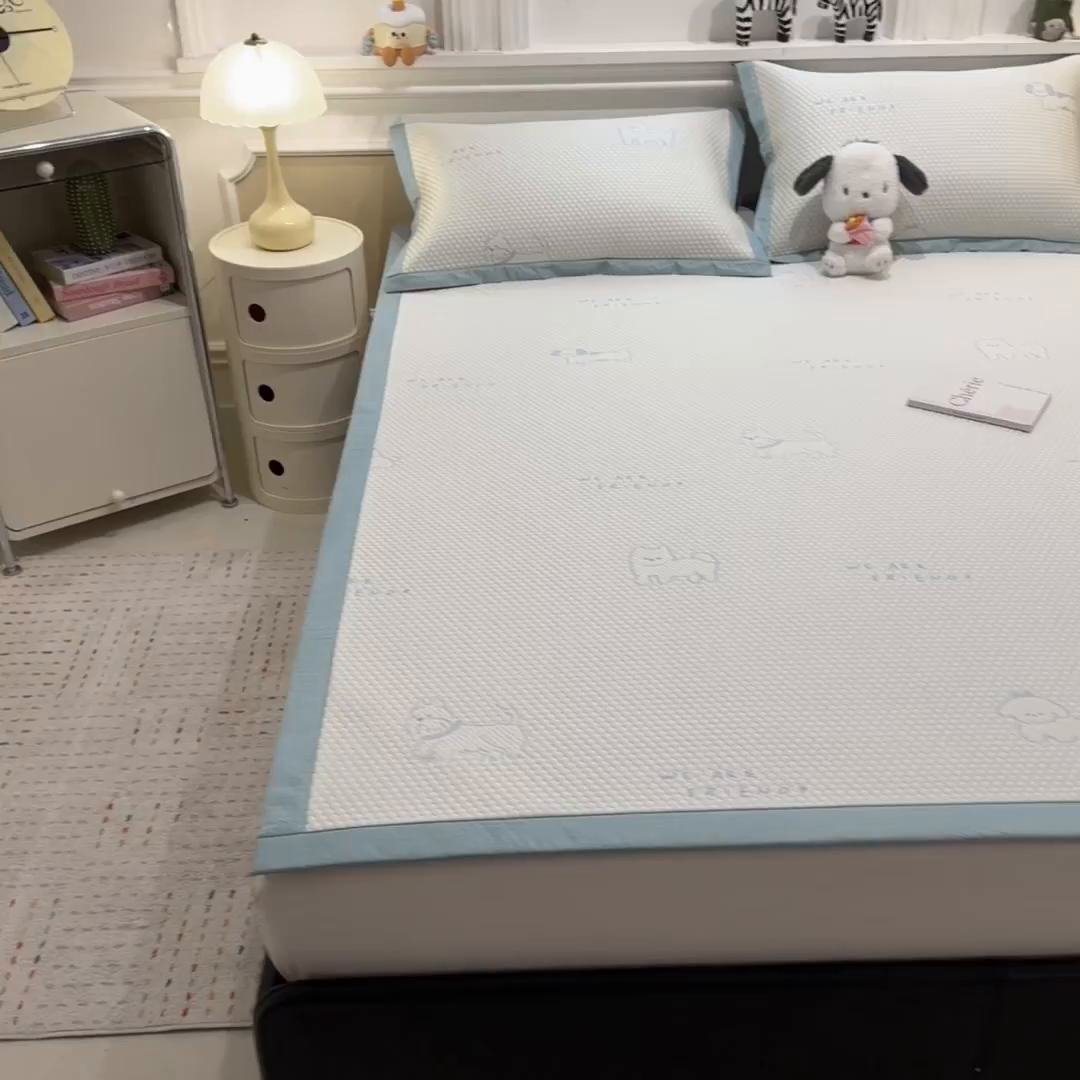 91家纺网 家纺一手货源 找家纺 倾慕家纺 2026新款PE时尚风豆豆凉席卡通系列--床席款 时尚小猫床席款