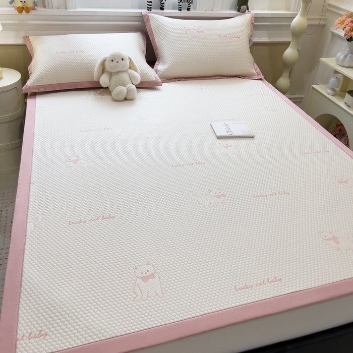 91家纺网 家纺一手货源 找家纺 倾慕家纺 2026新款PE时尚风豆豆凉席卡通系列--床席款 小狗先生床席款