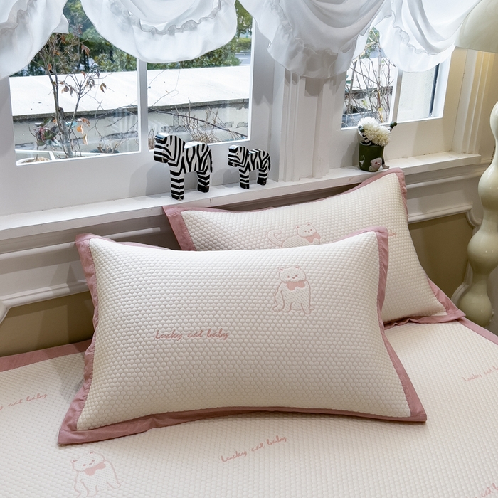 91家纺网 家纺一手货源 找家纺 倾慕家纺 2026新款PE时尚风豆豆凉席卡通系列--床席款 小狗先生床席款