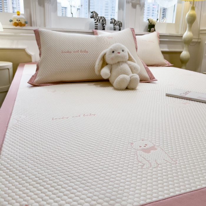 91家纺网 家纺一手货源 找家纺 倾慕家纺 2026新款PE时尚风豆豆凉席卡通系列--床席款 小狗先生床席款