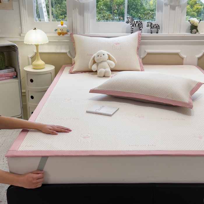 91家纺网 家纺一手货源 找家纺 倾慕家纺 2026新款PE时尚风豆豆凉席卡通系列--床席款 小狗先生床席款